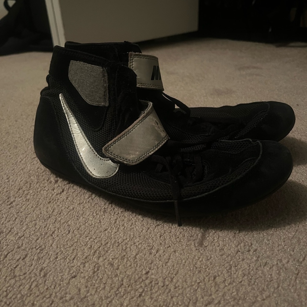 nike wrestling shoes men’s size 9.5